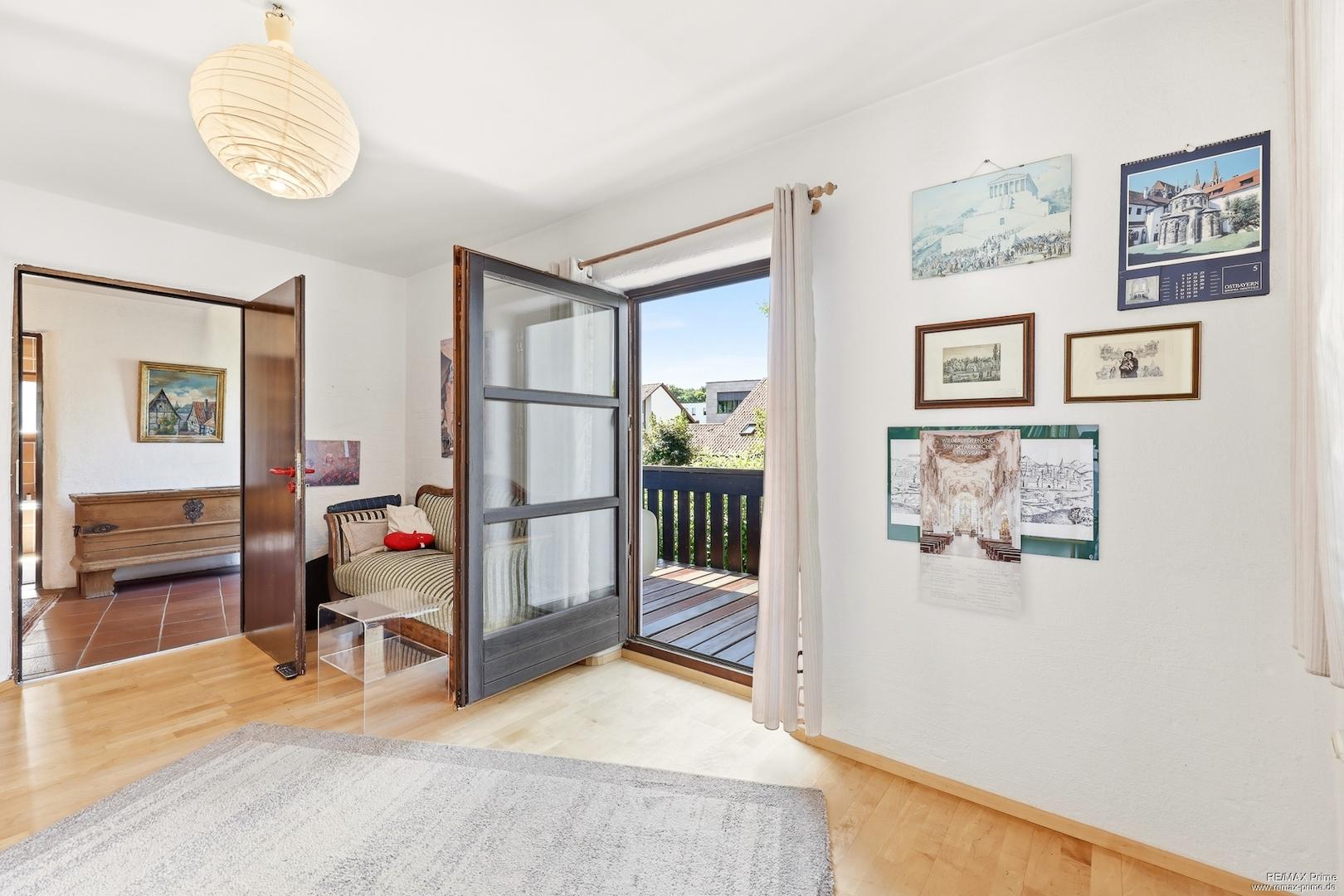 Kinderzimmer mit Zugang zum Balkon