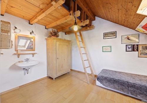 Kinderzimmer mit Schlafkoje und Waschbecken