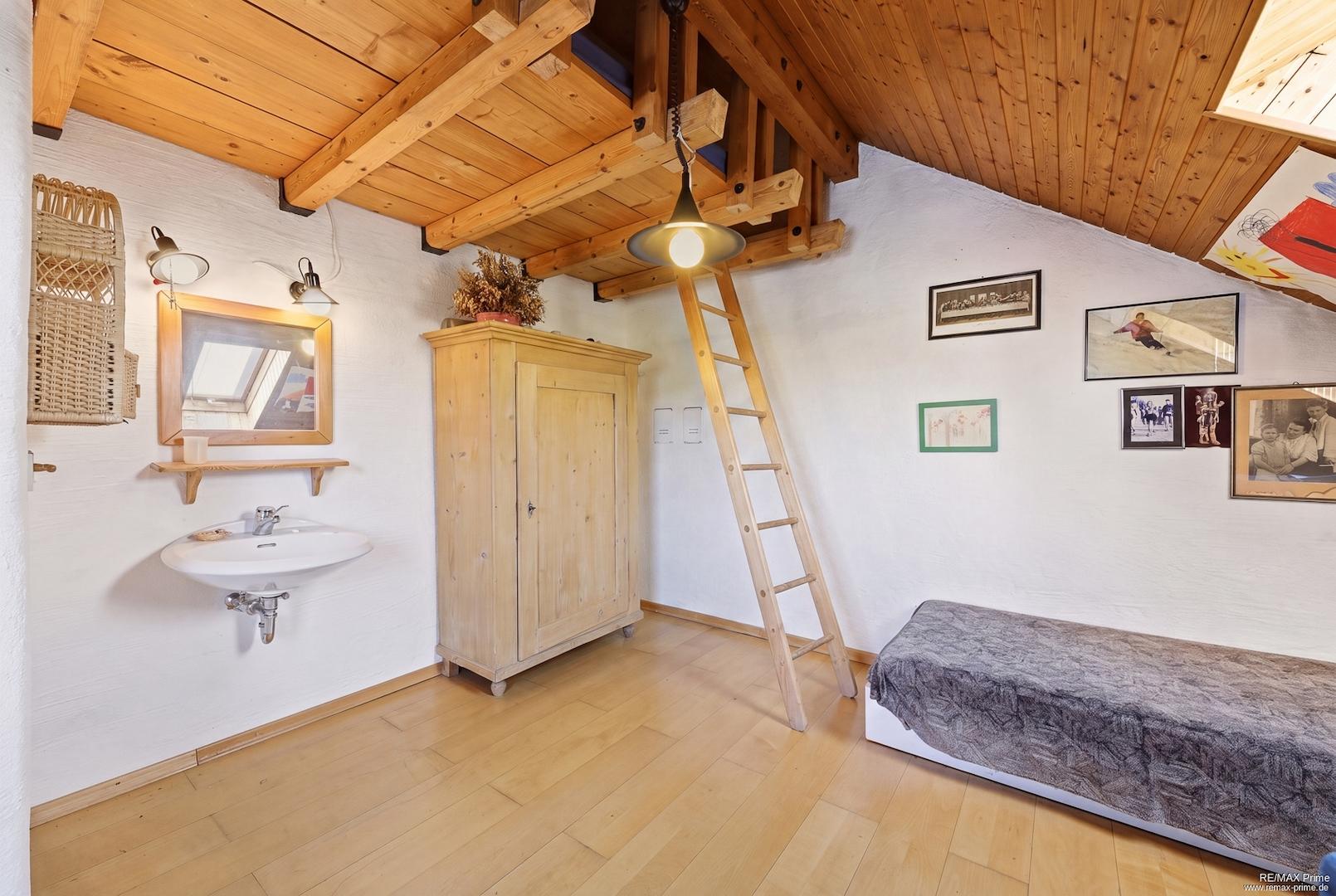 Kinderzimmer mit Schlafkoje und Waschbecken