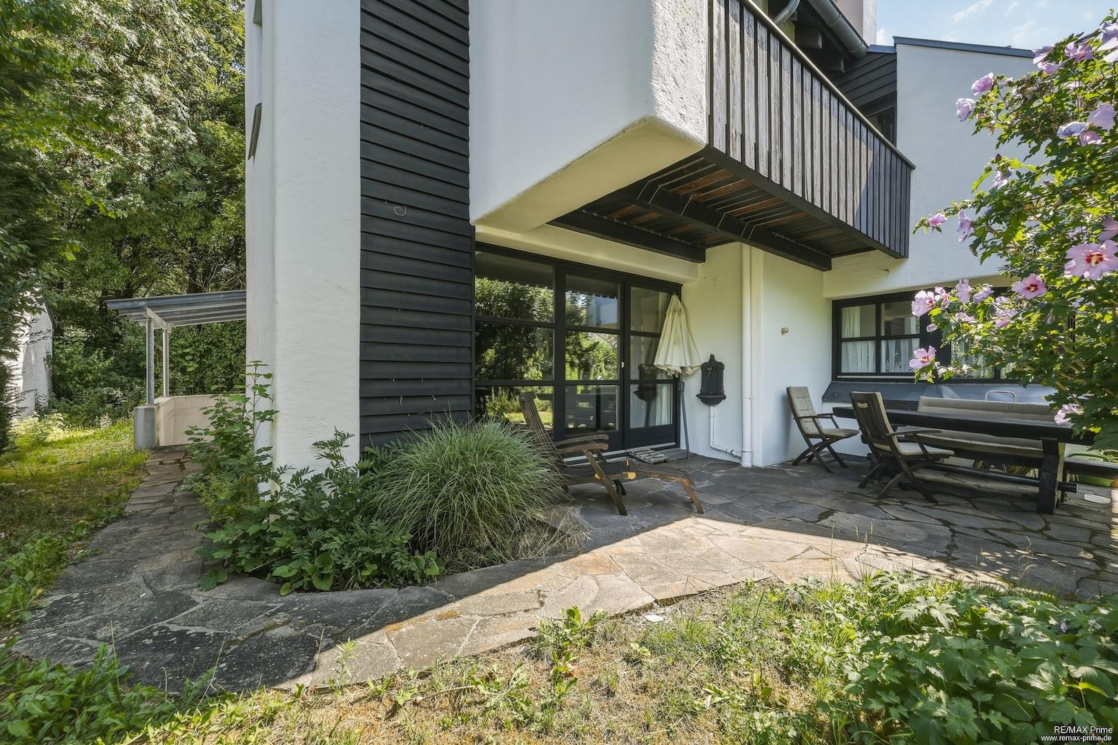 Süd-Terrasse mit altem Baumbestand