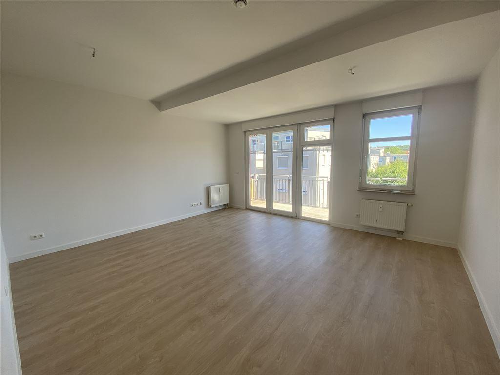 helles geräumiges Wohnzimmer