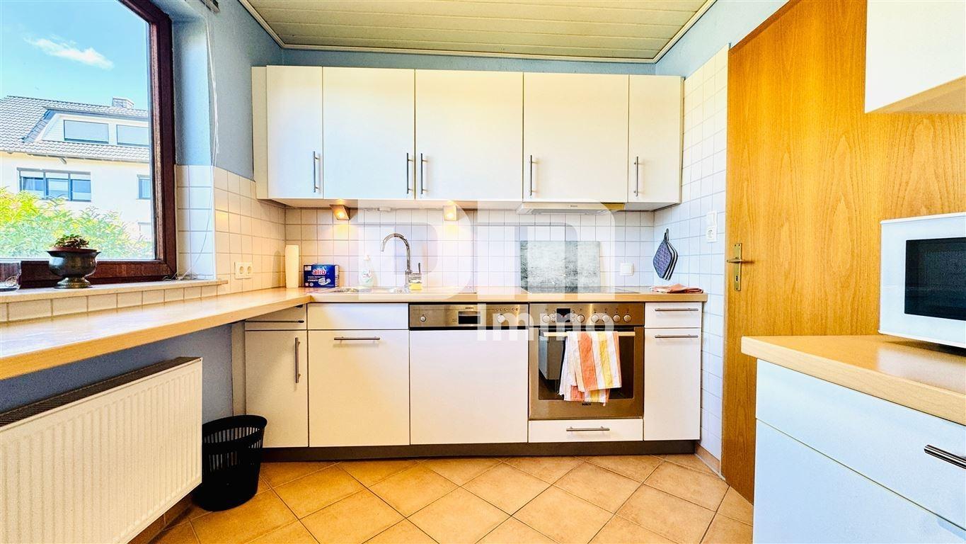 EG Küche mit Einbauküche