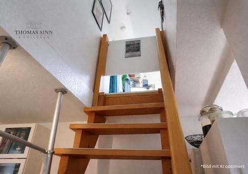 Treppe in ausgebaute Bühne