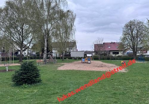 Spielplatz 5 min vom Grundstück entfernt. 