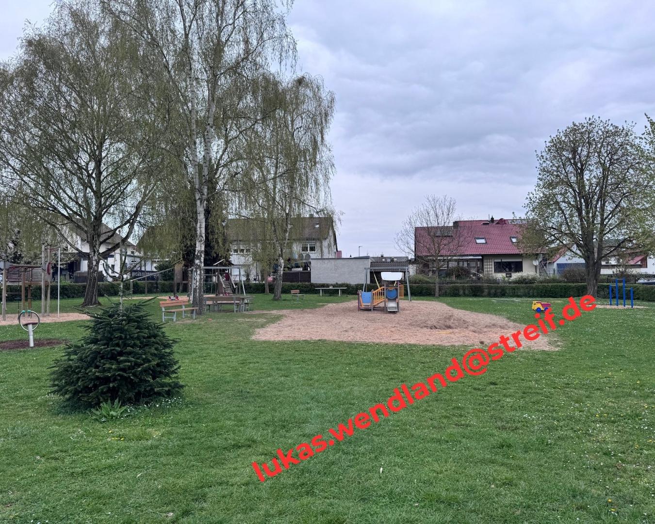 Spielplatz 5 min vom Grundstück entfernt. 