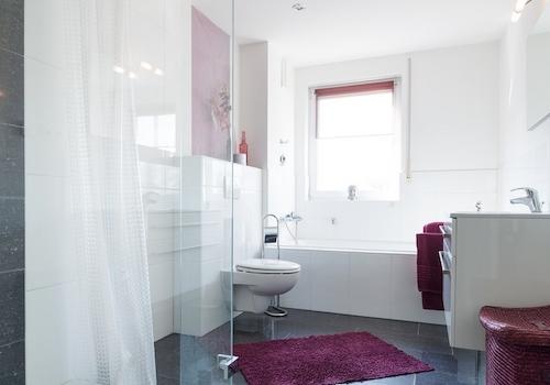 Bad mit Dusche links