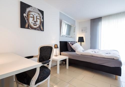 Schlafzimmer mit Arbeitecke