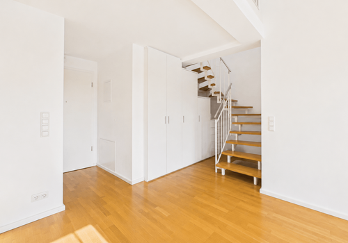 Eingangsbereich mit Treppe zur Galerie
