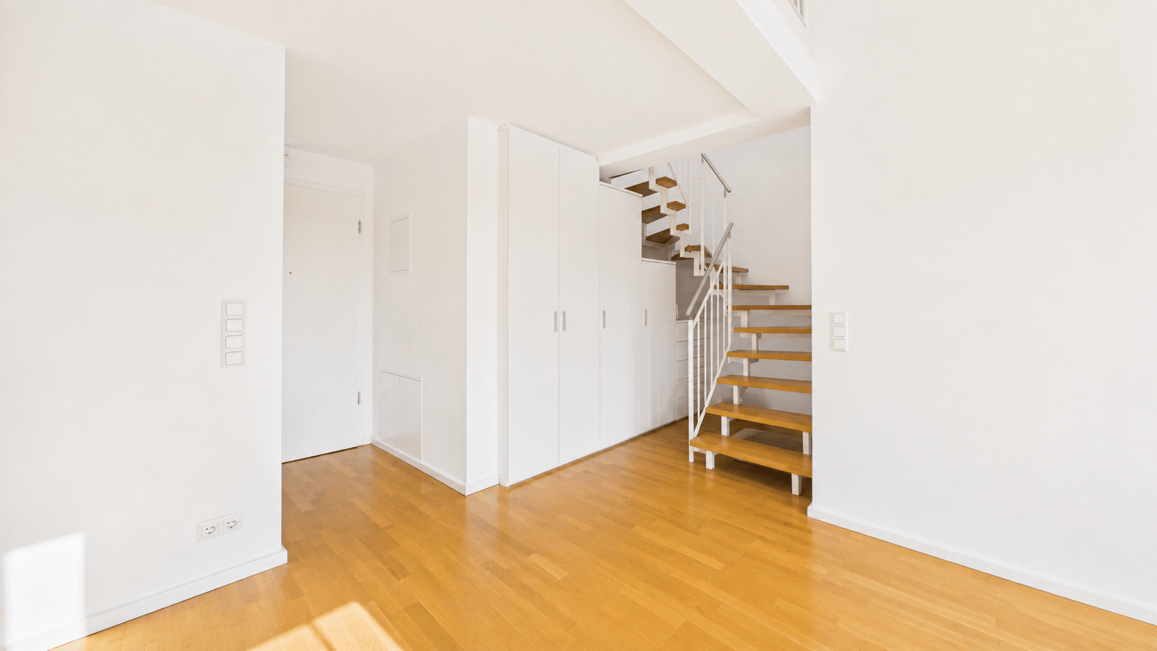 Eingangsbereich mit Treppe zur Galerie