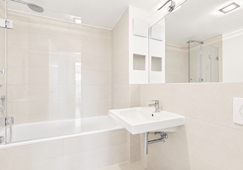 Badezimmer mit Badewanne