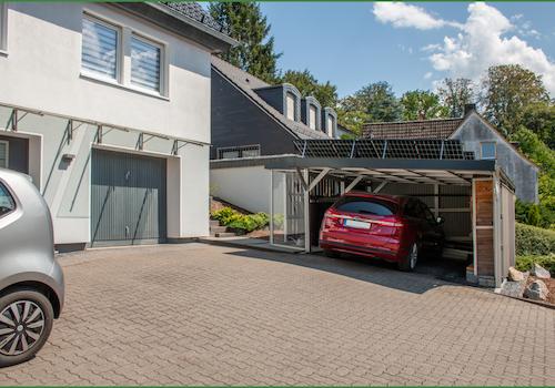 Carport und Parkplätze im Hof