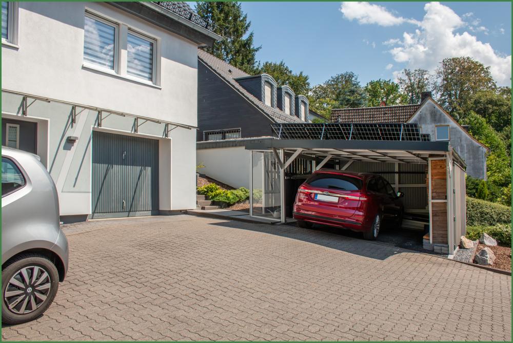 Carport und Parkplätze im Hof