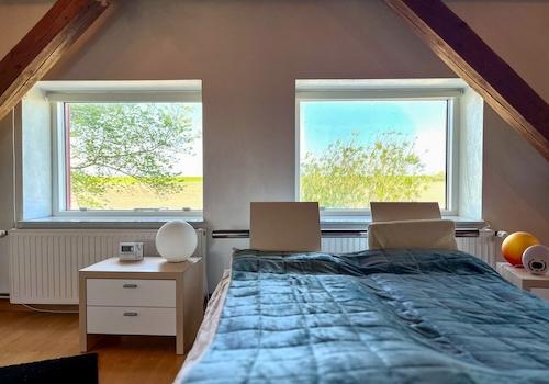 Schlafzimmer mit Deichblick