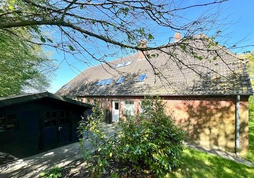 Westansicht mit Gartenhaus