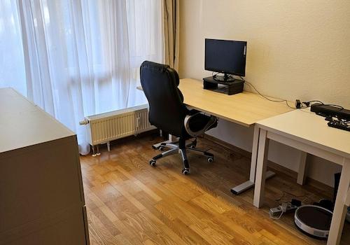 Wohnzimmer mit Arbeitsplatz