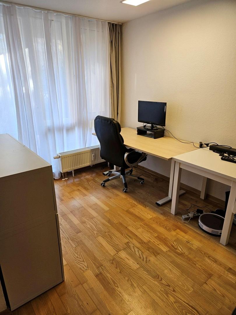 Wohnzimmer mit Arbeitsplatz