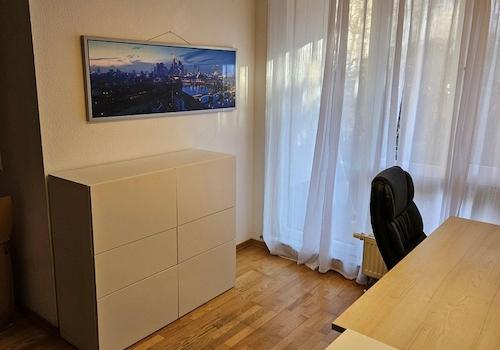 Wohnzimmer mit Arbeitsplatz