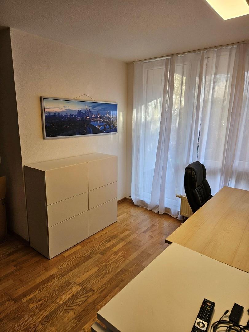 Wohnzimmer mit Arbeitsplatz