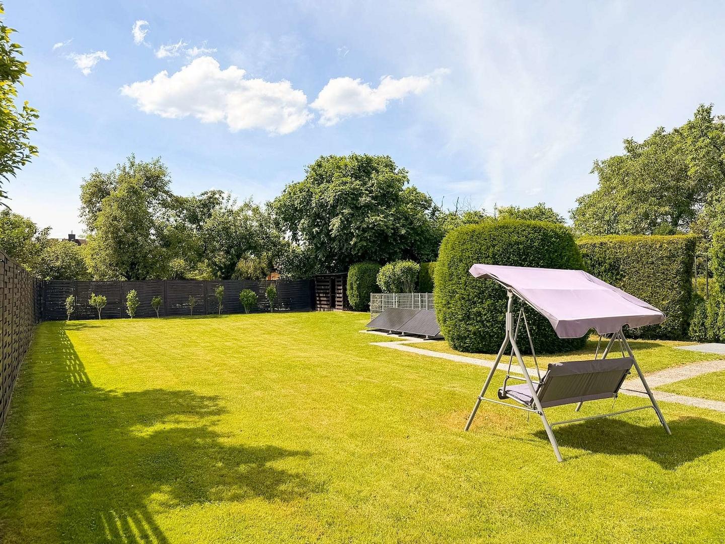 weitläufiger Garten