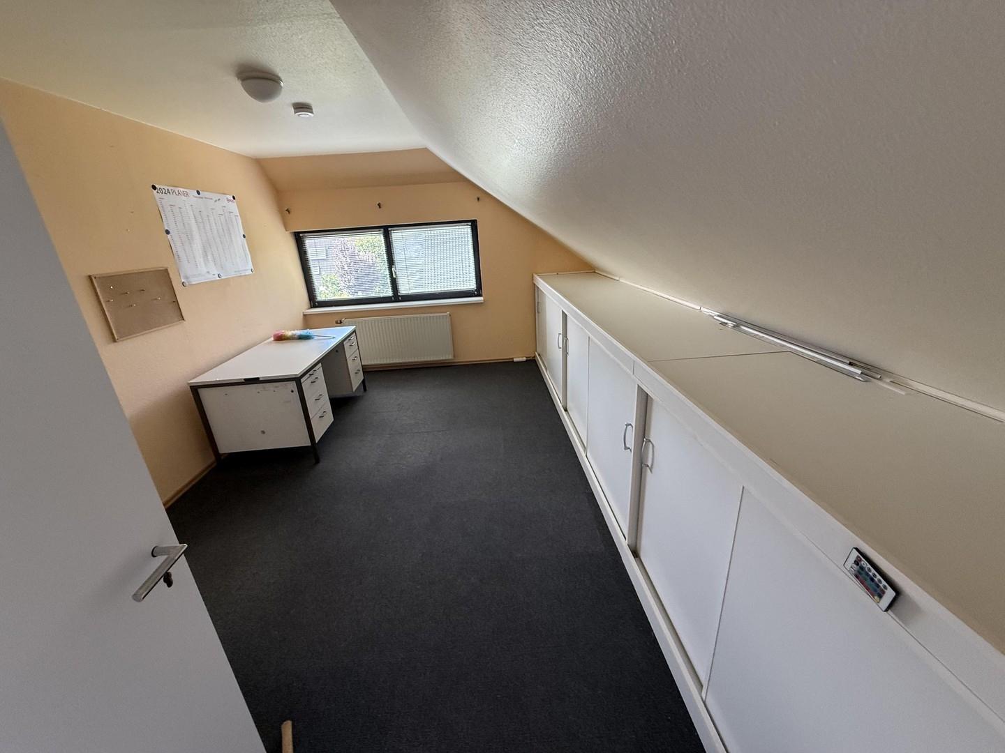 Kinderzimmer/Büro 2