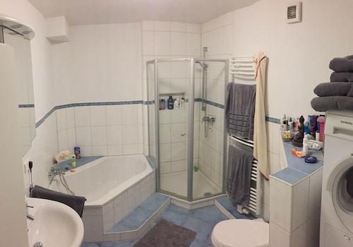 Badewanne und Dusche