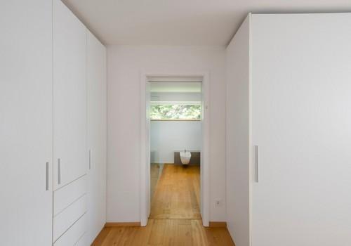Ankleide mit Blick ins Bad