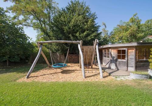 Spielplatz mit Gartenlaube