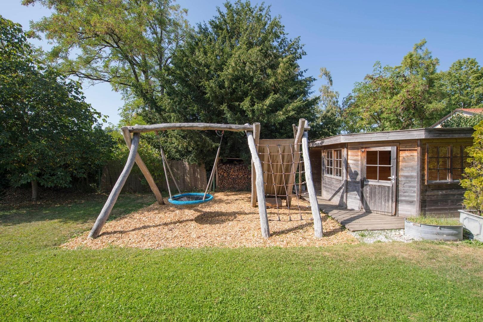 Spielplatz mit Gartenlaube