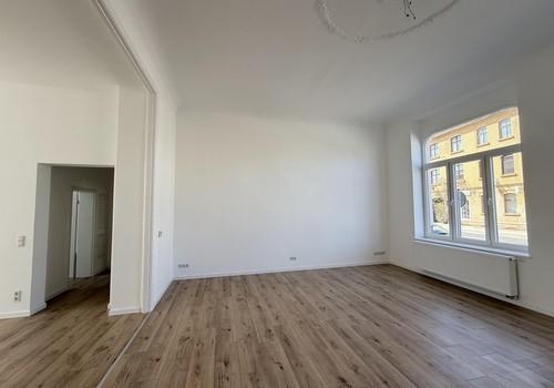 Wohnzimmer (1) zum Eingang hin