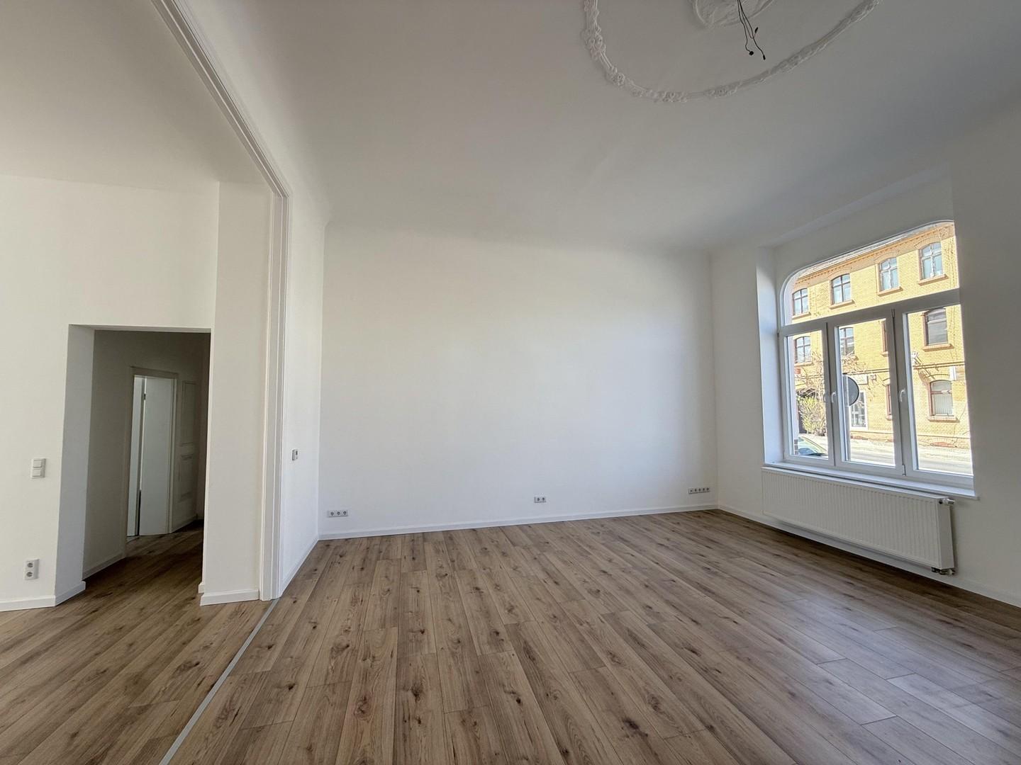 Wohnzimmer (1) zum Eingang hin