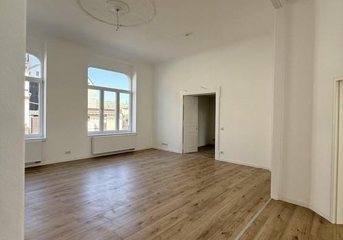 Wohnzimmer (1) zum Zimmer (4)