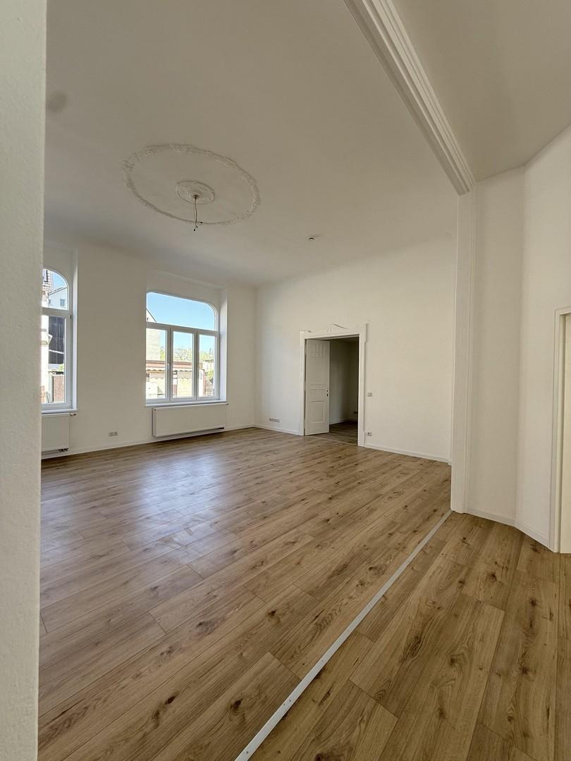 Wohnzimmer (1) zum Zimmer (4)