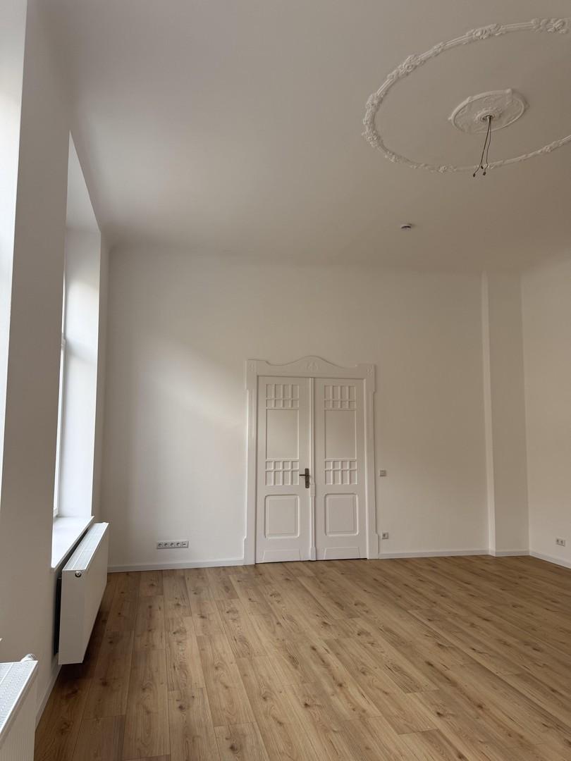 Blick aus Wohnzimmer zur Tür