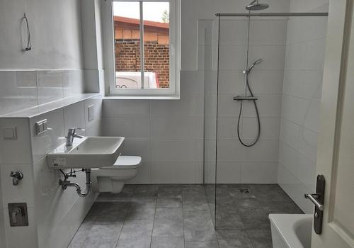 Bad mit Dusche ...