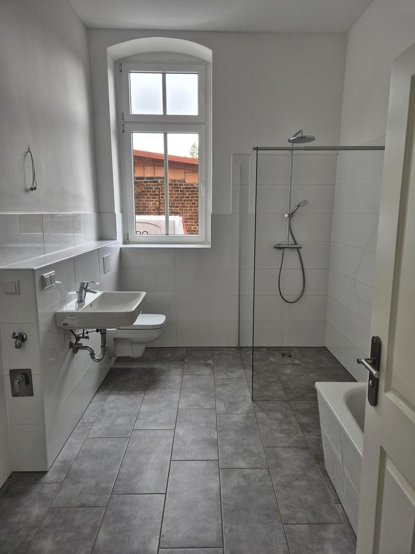 Bad mit Dusche ...