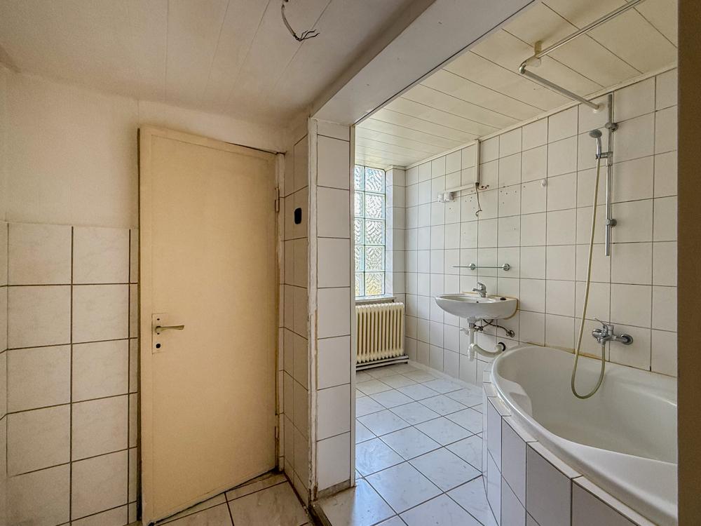 Bad Wohnung vorne