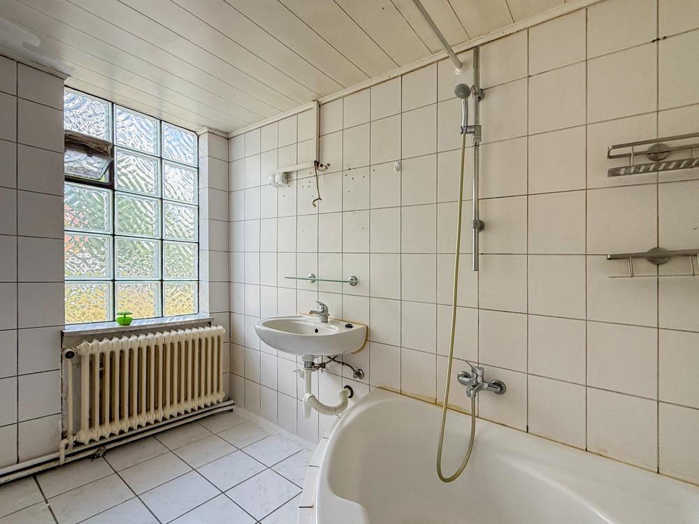 Bad Wohnung vorne