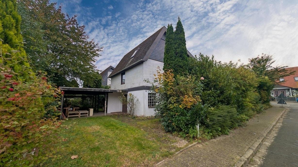 Seitliche Ansicht mit Carport
