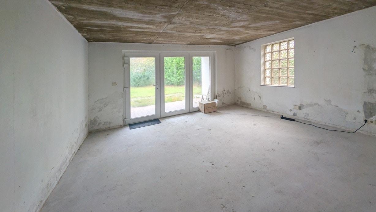 Raum im Erdgeschoss mit Terrassenzugang