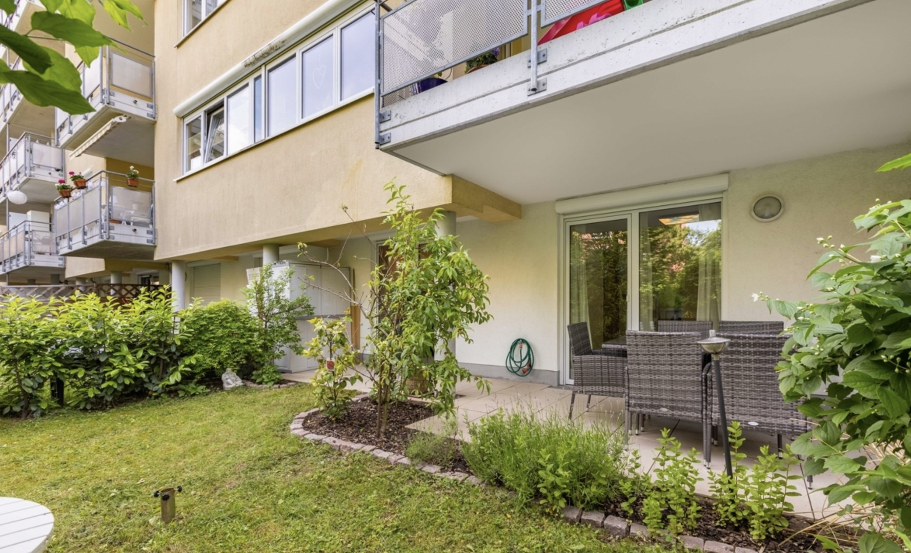 Privater Garten + Haus