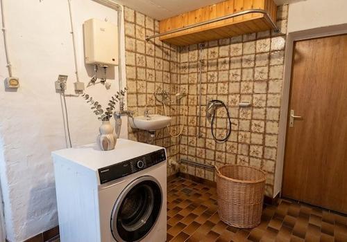 Waschraum mit Dusche 