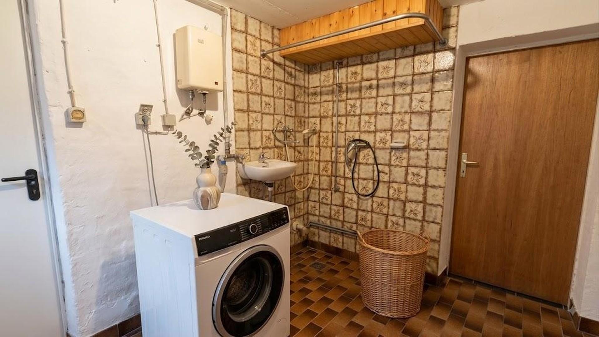 Waschraum mit Dusche 