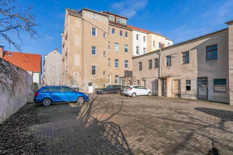Rückansicht mit Hinterhof und Nebengebäude