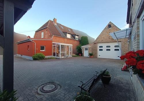 Hof aus Carport Perspektive