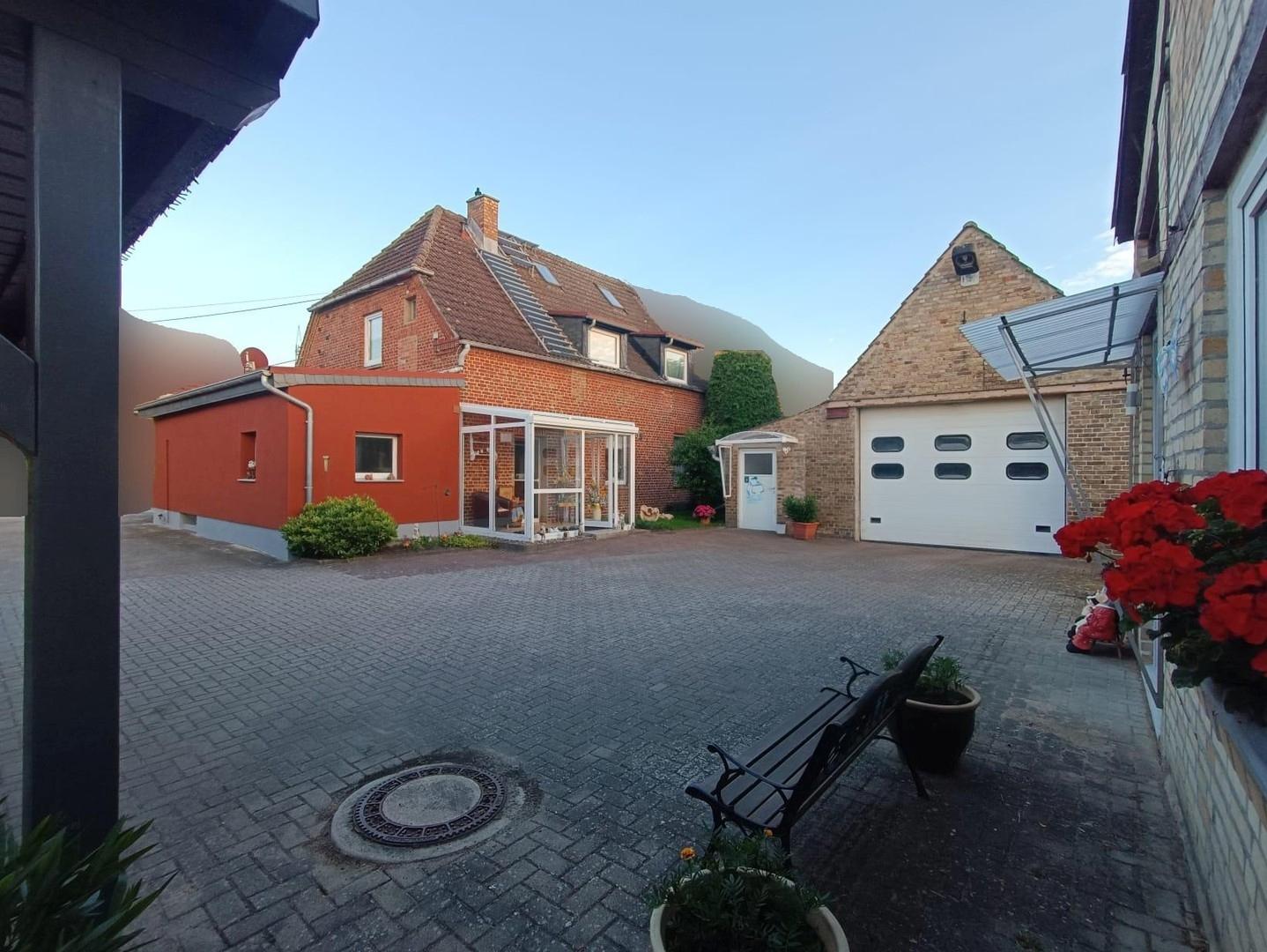 Hof aus Carport Perspektive