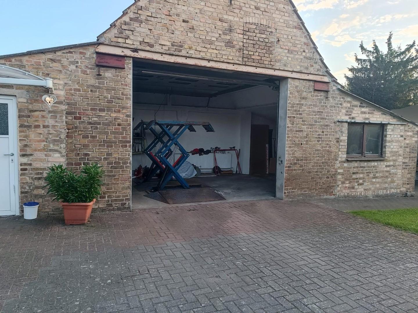 Werkstatt mit Hebebühne