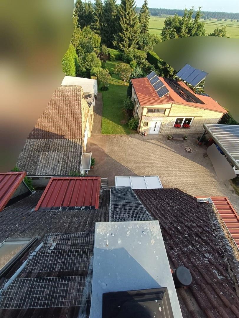 Blick vom Dach auf das Grundst