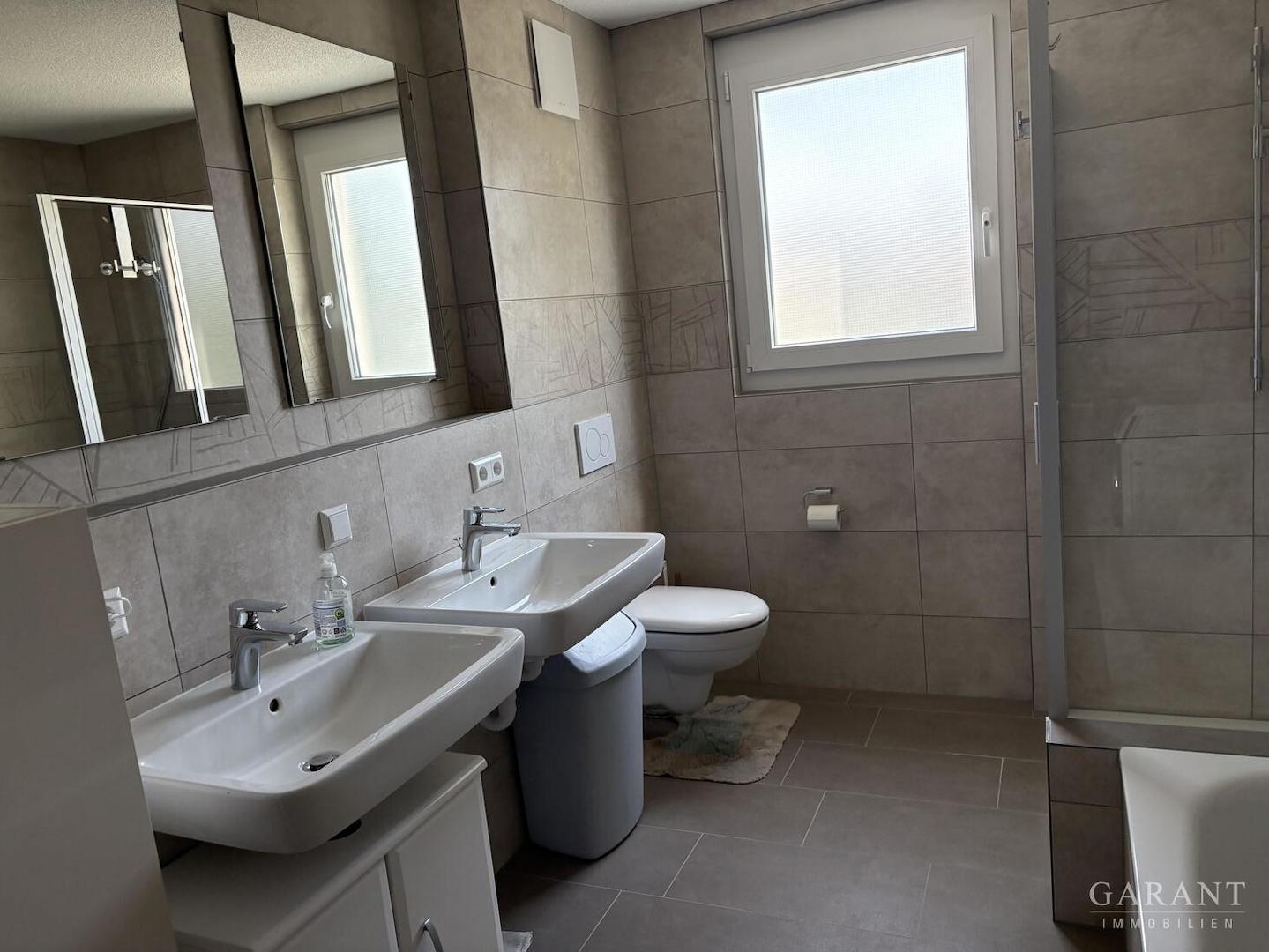 Familienbad mit Dusche und Badewanne