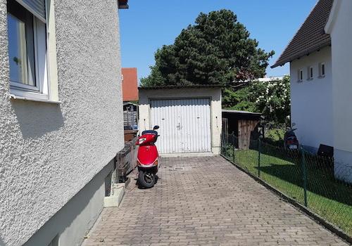 Einfahrt und Garage