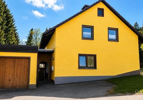 Eingang neues Zuhause mit Garage